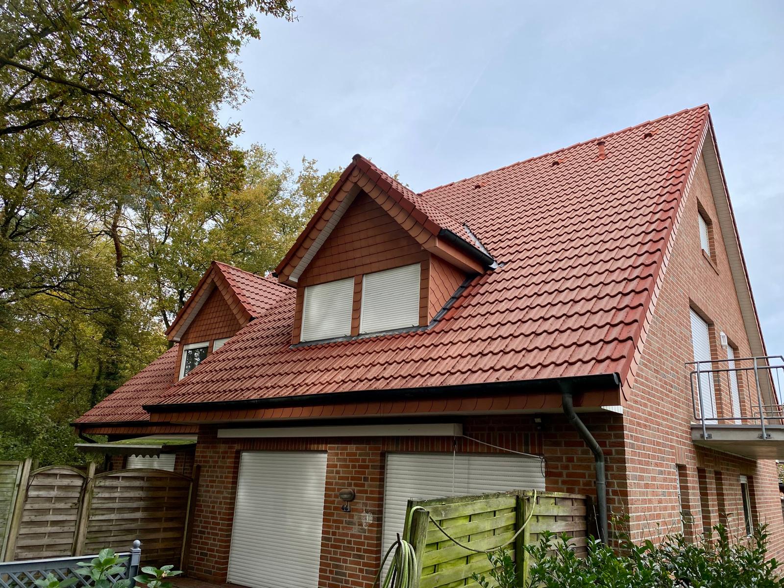 Nachher: Gereinigtes Hausdach in Wietmarschen nach unserem Einsatz.